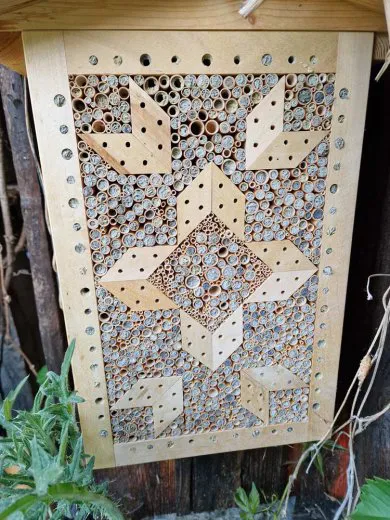 Ein (fast) ausgebuchtes Wildbienenhotel in Eresing