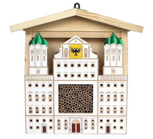 Wildbienenhaus "Rathaus" bemalt