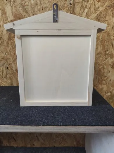 Wildbienenhaus "Rathaus" bemalt