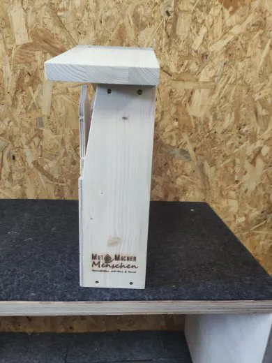 Wildbienenhaus "Rathaus" bemalt