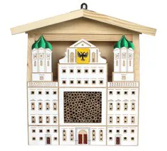 Wildbienenhaus "Rathaus" bemalt Wildbienenhaus "Rathaus" bemalt